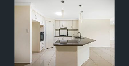 Large Family-Sized Home in Desirable Suburb! - Photo 2