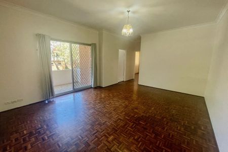 NORTH WEST FACING - SPACIOUS UNIT IN GREAT LOCATION - Photo 2