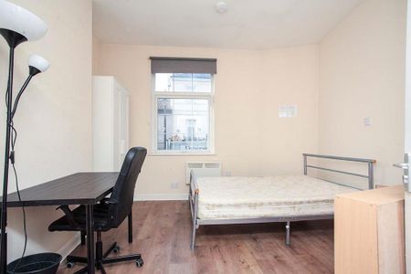 4 bedroom flat to rent - Photo 3