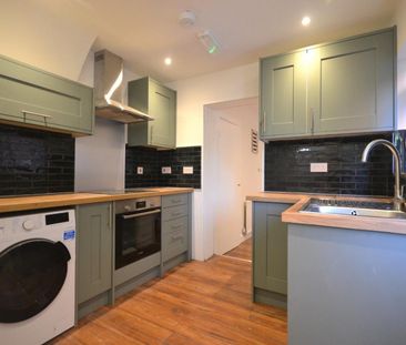 1 bedroom Flat To Let - Photo 2