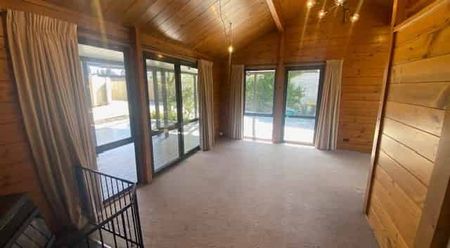 Stunning Three Bedroom in Sought After Hamilton East - Photo 2