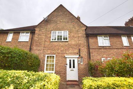 2 Bedroom Mid Terrace House to let in Bromley - Photo 2