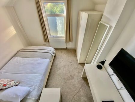 1 bedroom in a house share to rent - Photo 3