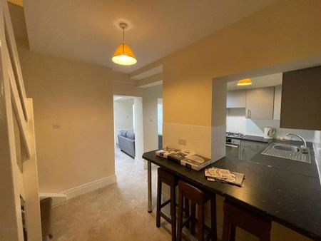 4 bedroom end of terrace house to rent - Photo 2