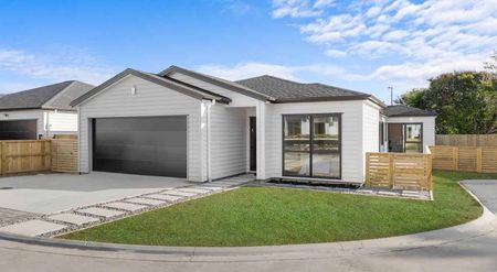 Modern Corner Home – Water, Gas & Internet Incl - Photo 2