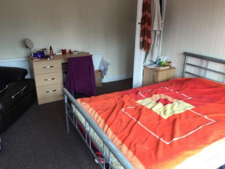 4 bedroom semi-detached house to rent - Photo 3