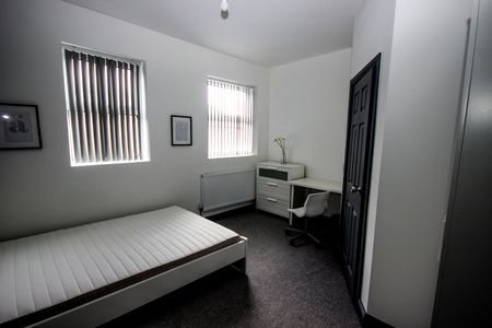 4 Bed Terraced House, Keswick Grove, M6 - Photo 5