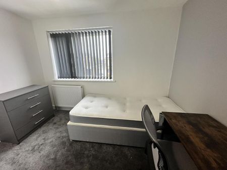 4 bedroom semi-detached house to rent - Photo 2