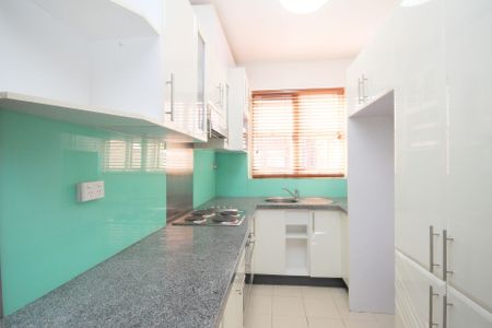 Bright & Convenient Two-Bedroom Apartment - Photo 4