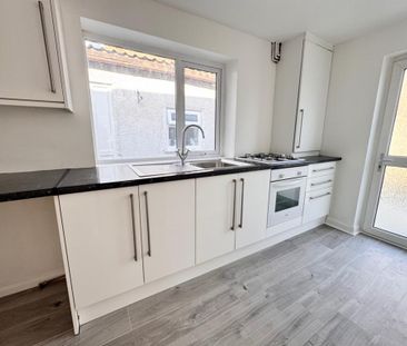 2 bedroom end of terrace house to rent - Photo 2