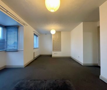 5 bedroom Detached House to let - Photo 2