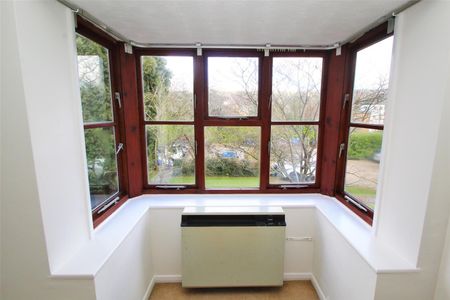Eaton Avenue, High Wycombe - Photo 2
