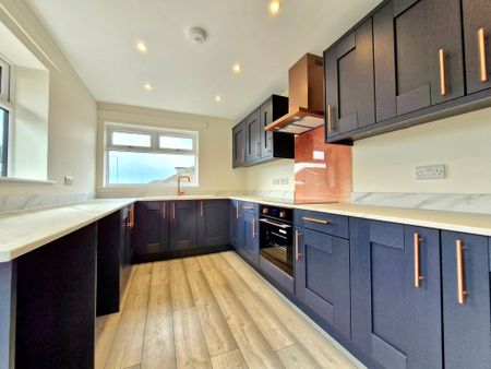 3 bedroom semi-detached bungalow to let - Photo 2