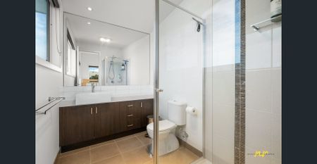 Stunning Double-Storey Home with Bay Views - Photo 5