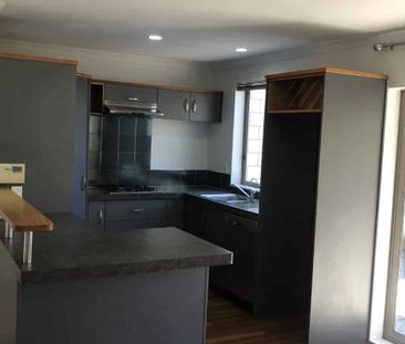 Well Presented Townhouse - Photo 3