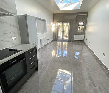 £1,090 PCM, Refurbished Two Bedroom, Two Bathroom Maisonette with G... - Photo 3