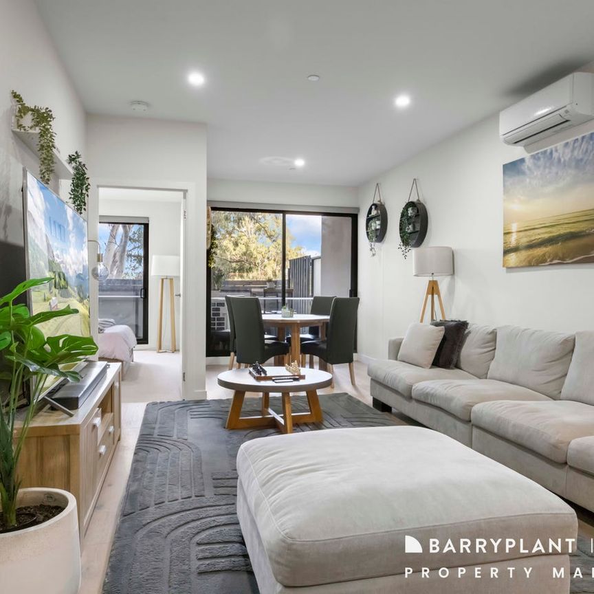 Modern Three-Bedroom Apartment with Spacious Outdoor Living - Photo 1