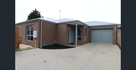 Stunning modern home. - Photo 2