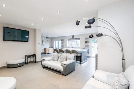 5 bedroom semi-detached house to rent - Photo 5