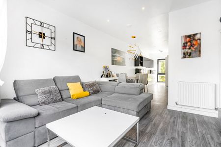 3 Bed Terraced House, South End, CR0 - Photo 3