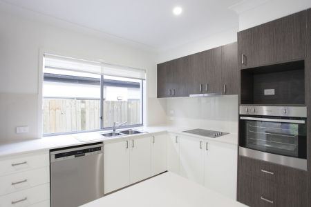 Meticulously Presented Executive Terrace Home - Photo 4