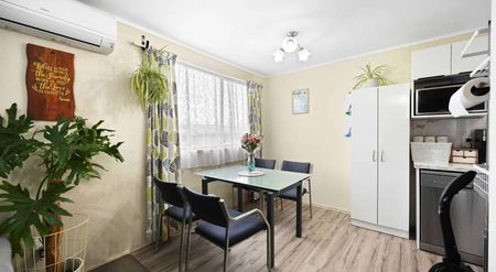Freshly Renovated Three Bedroom - Photo 4