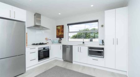 Modern Townhouse in Prime Location – Close to CBD, Hospitals & Hamilton Lake - Photo 2