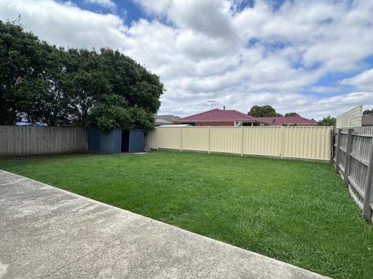 Spacious 3-Bedroom Home for Rent in Cranbourne West - Photo 1