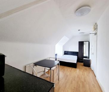 1 bedroom in a house share to rent - Photo 3