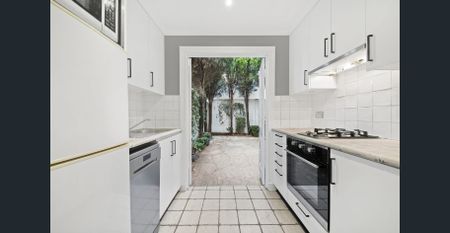 Traditionally Elegant Renovated Cottage: Pet friendly and freshly painted! - Photo 4