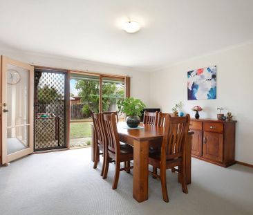 7 Freesia Court, Whittington - Photo 2
