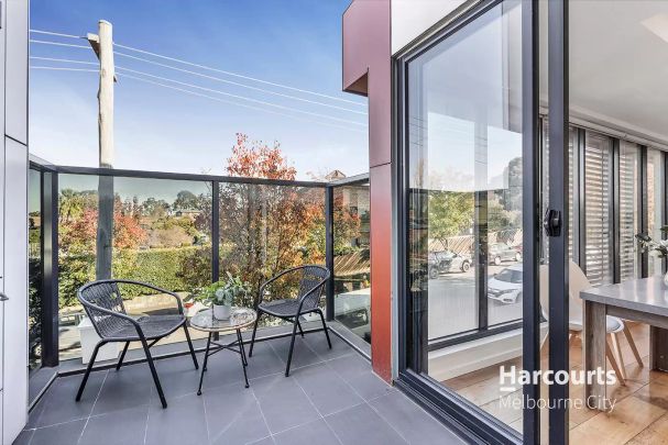 Perfect Position in the Heart of Kew! - Photo 1