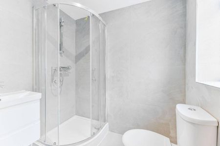 End of terrace house to rent - Photo 4