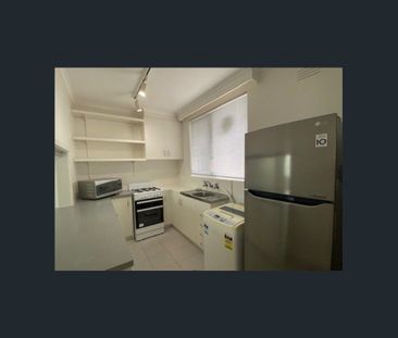 Ideal location, top floor one bedroom apartment - Photo 3