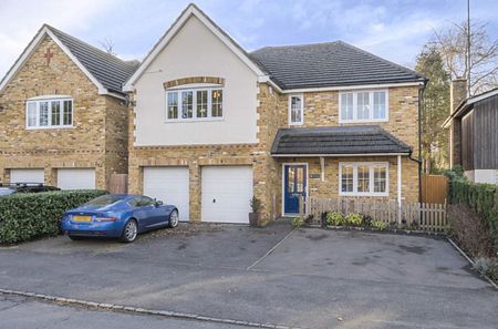 Fincham End Drive, RG45 - Photo 2