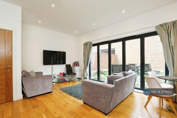 1 bedroom in a house share to rent - Photo 1