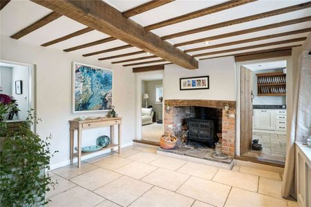 A beautifully presented four bedroom detached period home, situated in the heart of this popular riverside village. - Photo 4