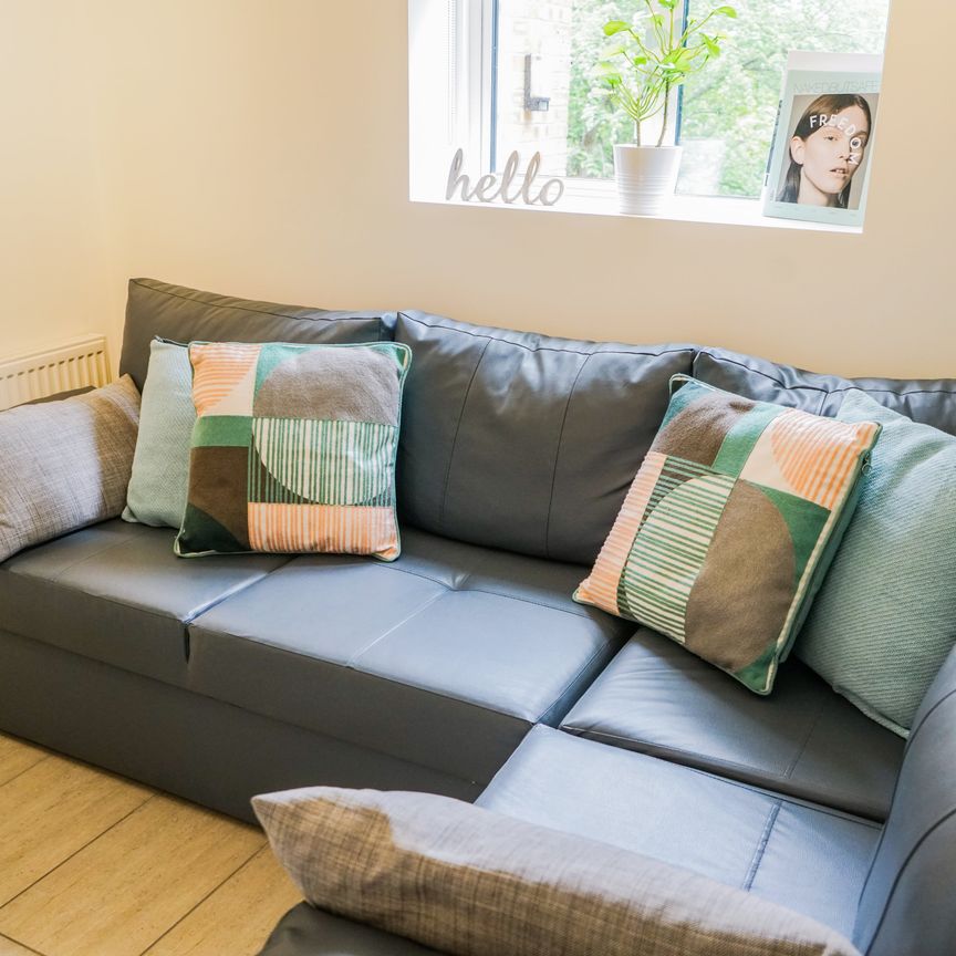 🌄Unbeatable Views From The Garden And Bedrooms, In Highly Sought After Residential Area! Benefiting From Links To M40 Close By🌄 Room 5 - Photo 1