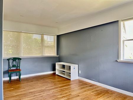 Beautiful 3 Bedroom House in Kelston - Photo 2
