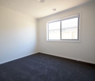 196 Blue Horizons Way, Pakenham VIC 3810 - House For Rent | Domain - Photo 6