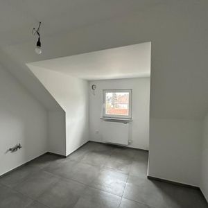 Erstbezug! Moderne, frisch sanierte Dachgeschosswohnung - Photo 3