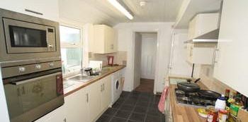 ONLY 4 ROOMS LEFT, close to uni, modern kitchen, large rooms! - Photo 2