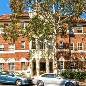 Classic Art Deco Apartment In Sought After Location - Photo 2