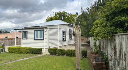 Spacious Home with Extra Studio - Popular Location - Photo 3