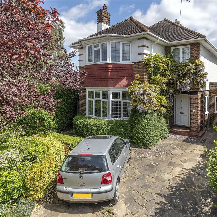 A four bedroom detached family house with a particularly large and secluded rear garden. - Photo 1