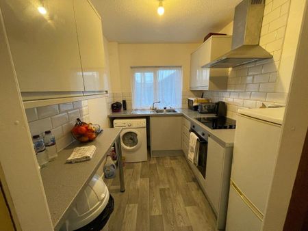 Lovell Court, Eastbourne - Two-bedroom Flat - Photo 3