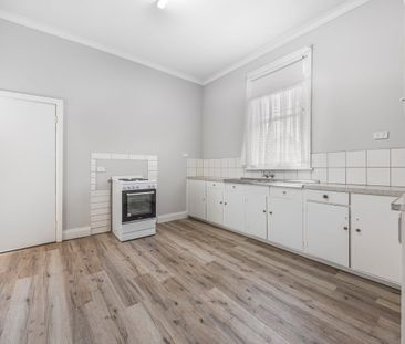 Spacious, Freshly Painted, Shopping Nearby! - Photo 1