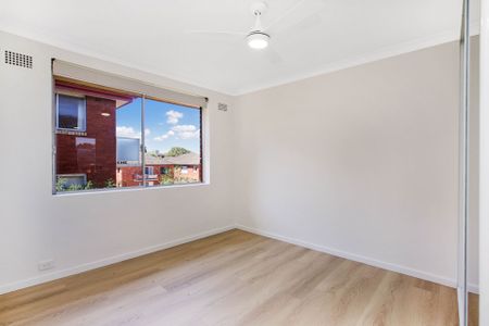 Beautifully Renovated 2 Bedroom Apartment With Parking - Photo 2
