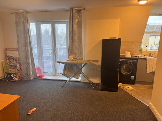2 Bed Flat, Claire House, IG1 - Photo 1