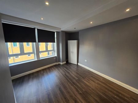 Regarth Avenue, Romford RM1, London - Photo 3